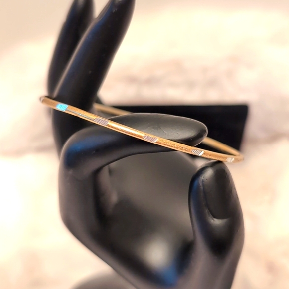 💵2/$10Bundle and Save💵 Gold & Silver Toned Bangle Textured Pattern Shaved in - Picture 1 of 7